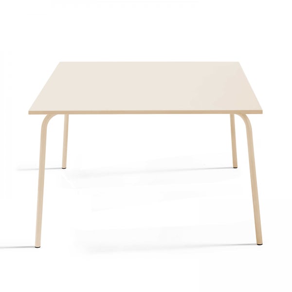 Rechteckiger Tisch aus hellem Holz mit vier gebogenen Beinen.