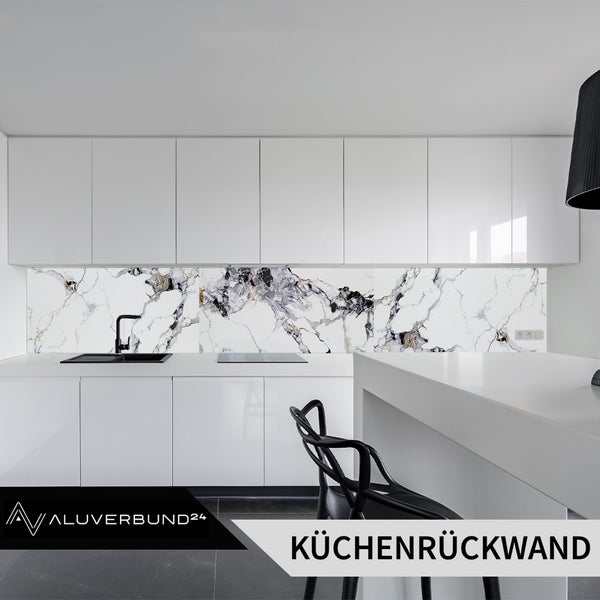 Moderne Küche mit Küchenrückwand in Marmoroptik