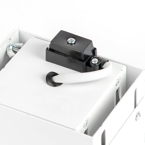 Detailansicht der elektrischen Anschlüsse einer Leuchte mit Kabeldurchführung und Anschlussbox.