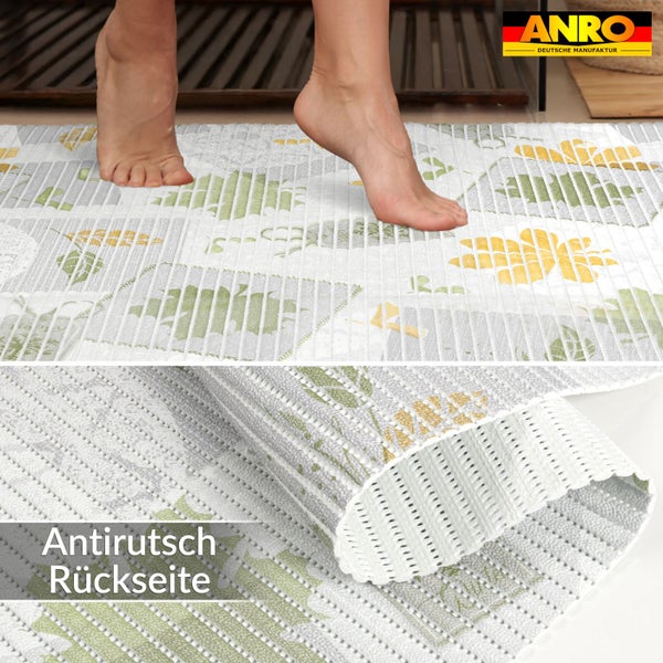 Badematte mit floralem Muster, gerippter Textur und Antirutsch-Rückseite. Füße stehen auf der Matte. Anro Logo.