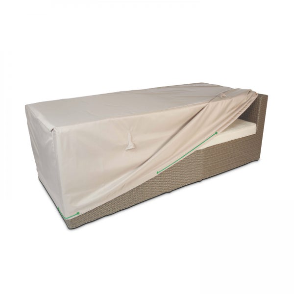 Beige Schutzhülle für Loungesofa aus wetterfestem Material, teilweise über ein Gartenmöbelstück aus Geflecht gezogen.