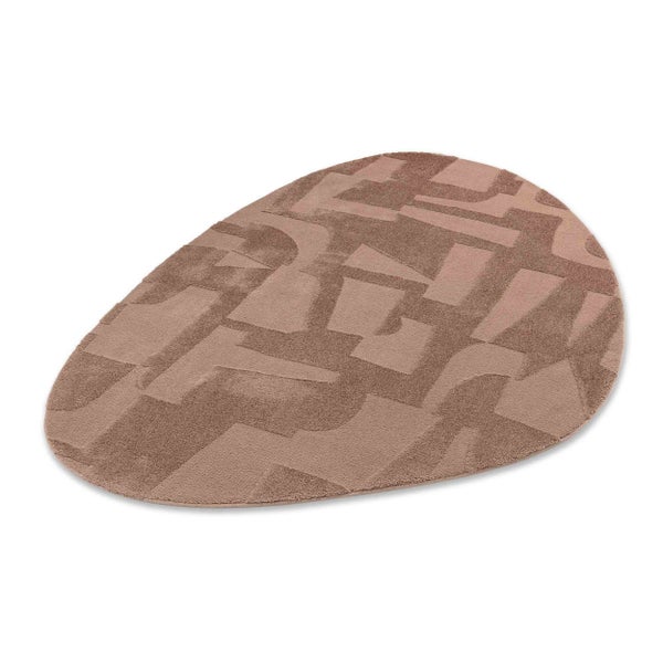 Unregelmäßig geformter Teppich in Beige mit abstraktem geometrischem Muster und Hoch-Tief-Struktur.
