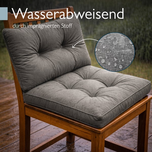 Wasserabweisendes Gartenstuhl-Sitzkissen aus imprägniertem Stoff mit sichtbarem Abperleffekt bei Regen.