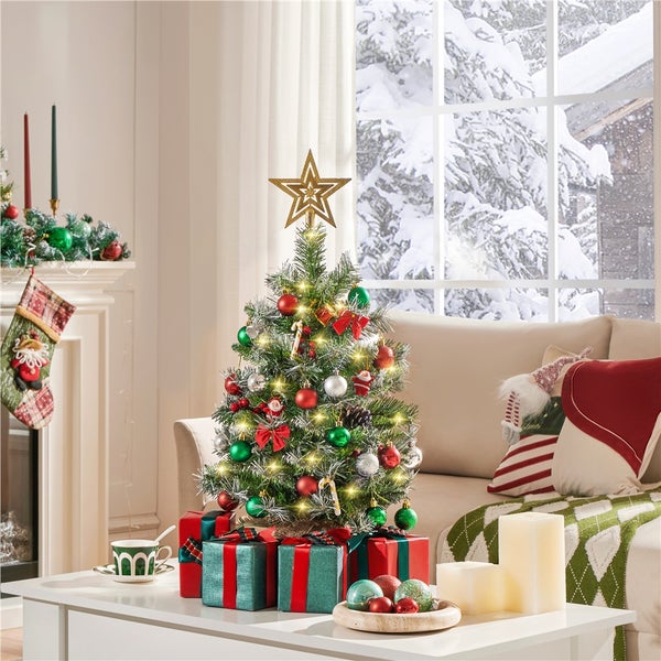 Weihnachtsszene mit geschmücktem Weihnachtsbaum, Geschenken und Winterlandschaft