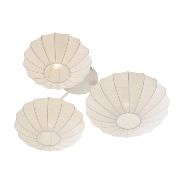 Dreiflammige Deckenleuchte mit weißen, plissierten Textilschirmen in organischer Form.