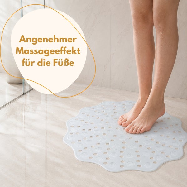 Füße auf einer runden Antirutsch-Duschmatte mit Noppen für einen angenehmen Massageeffekt im Badezimmer.