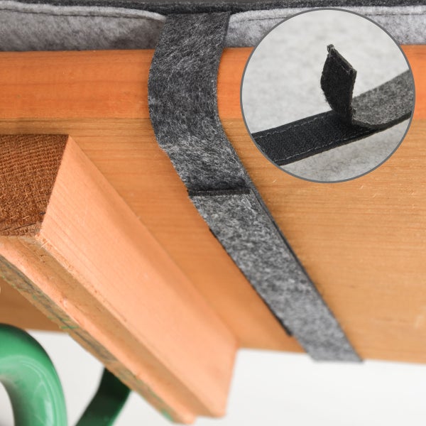 Filzauflage mit Klettverschlussbefestigung an einem Holzgestell.