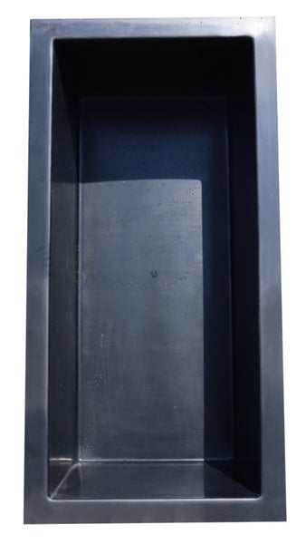 Schwarze, rechteckige Mörtelwanne aus Kunststoff mit breitem Rand.