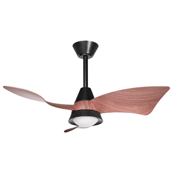 Deckenventilator mit Beleuchtung und drei geschwungenen Rotorblättern in Holzoptik sowie einem zentralen Gehäuse in mattem Schwarz.