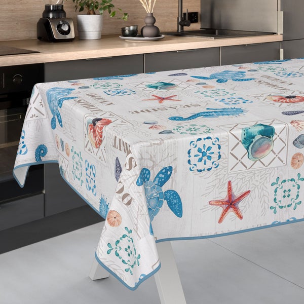 Tischdecke mit Meeresmotiven auf einem Tisch in der Küche