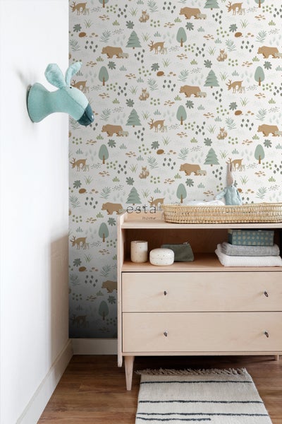Kinderzimmer mit Tiermuster-Tapete, Kommode und Stofftier-Kopf