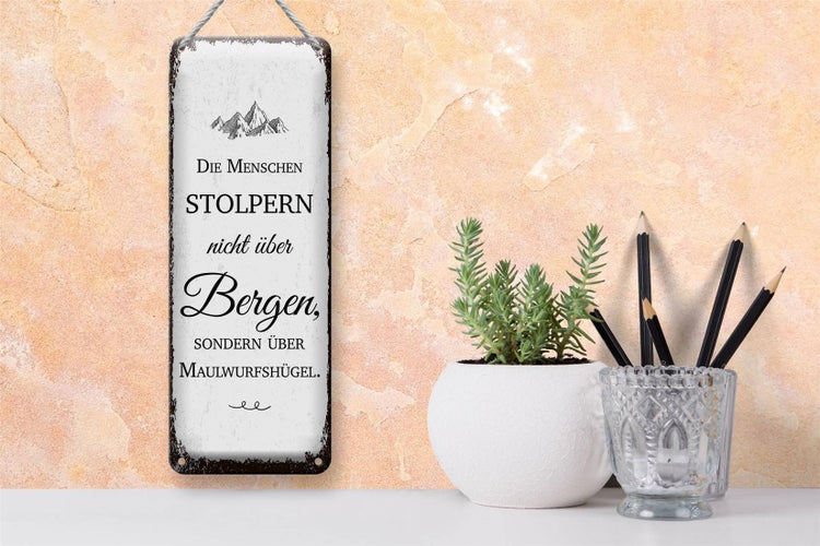 Blechschild Spruch Menschen stolpern nicht über Bergen 10x27cm