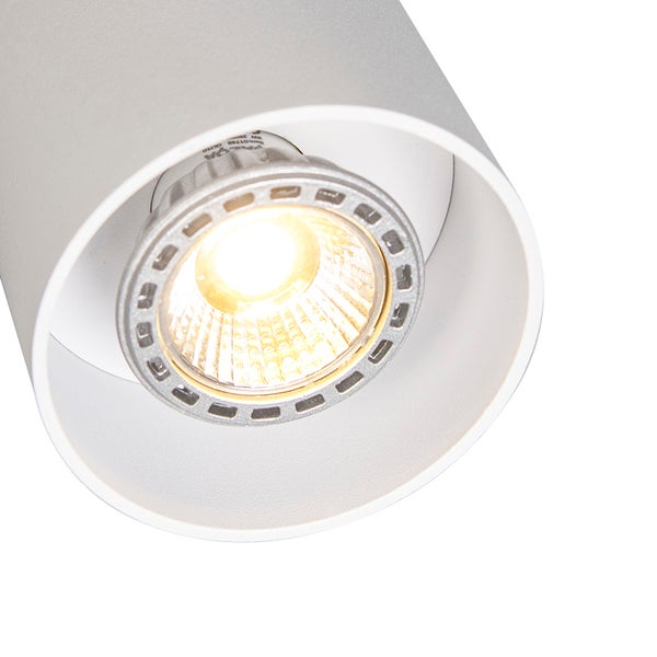 Nahaufnahme eines weißen Deckenspots mit LED-Leuchtmittel