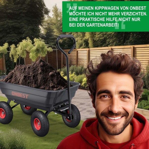 Ein lächelnder Mann vor einem mit Erde gefüllten Onbest Kippwagen in einem hellen Garten mit Holzzaun.