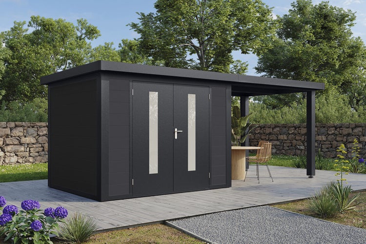 Modernes Gartenhaus mit Pultdach und integriertem Freisitz auf Holzterrasse mit Doppeltür und Glaseinsätzen im Garten.