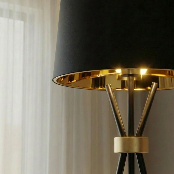 Dekorative Stehlampe mit schwarzem Schirm und goldenen Akzenten