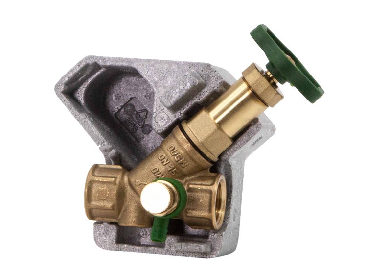 Schrägsitzventil aus Messing Nennweite 15 mit grünem Handrad und grauer Dämmschale aus Styropor