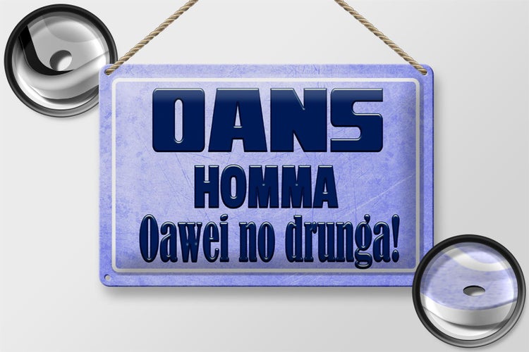 Metallschild mit dem Spruch Oans Homma Oawei no drunga! und Größenangabe
