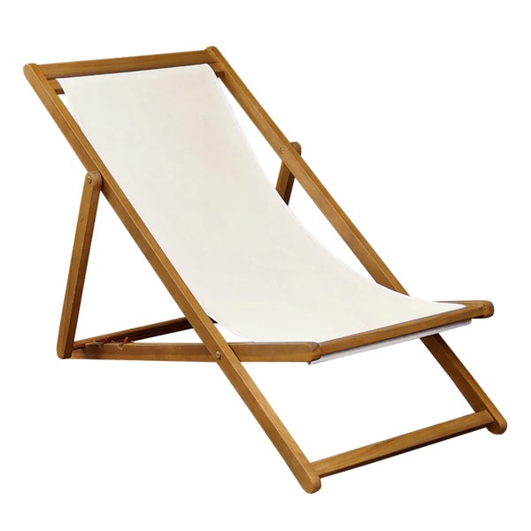 Klappbarer Liegestuhl aus Holz mit weißer Stoffbespannung.