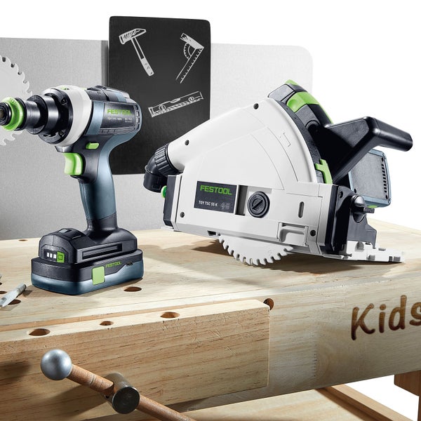 Festool Logo. Akku-Bohrschrauber und Handkreissäge für Kinder auf einer Werkbank