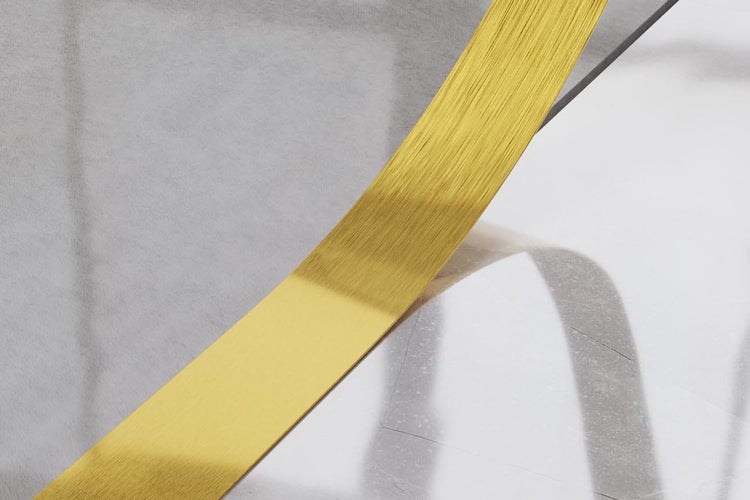 Goldfarbenes, rechteckiges Zierelement auf hellem Untergrund