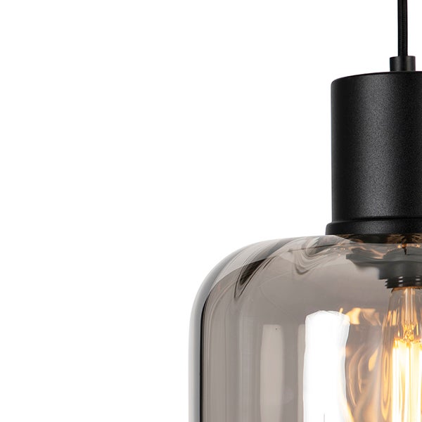 Hängelampe mit Glasschirm und schwarzer Aufhängung