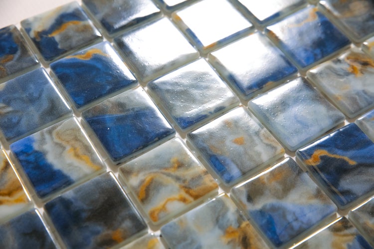 Drei Sportwagen auf einer Rennstrecke