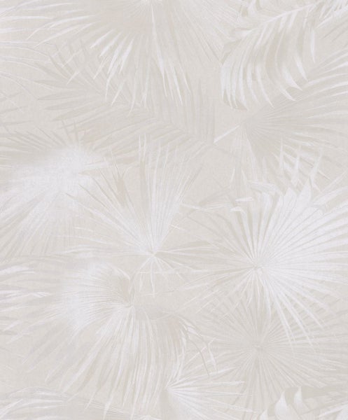 Heller Raum mit antikem Kamin, einem Stuhl mit gestreifter Polsterung und einem dekorativen Kranz.