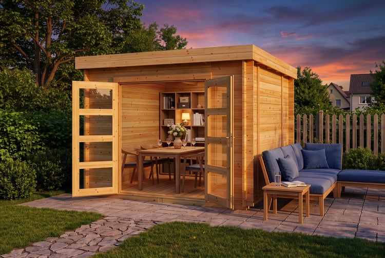 Modernes Gartenhaus aus Holz mit Flachdach und Doppeltür auf einer Terrasse, eingerichtet mit Tisch und Regal, neben einer Lounge-Ecke im Garten.