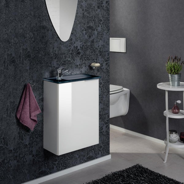 Modernes Badezimmer mit Waschbeckenunterschrank, Spiegel und Wand-WC
