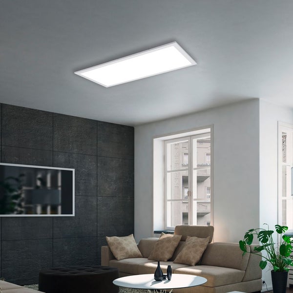 Modernes rechteckiges LED-Panel an der Decke eines hellen Wohnzimmers mit Sofa und dunkler Wand in Steinoptik.