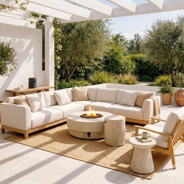 Moderne Gartenlounge mit hölzernem Ecksofa, hellen Polstern, rundem Feuertisch aus Stein und Pergola auf einer hellen Terrasse.