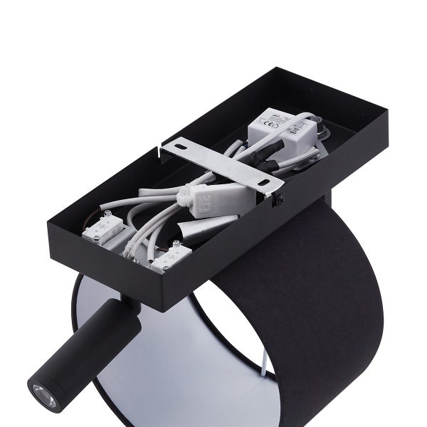 Innenansicht einer schwarzen Wandleuchte mit Textilschirm