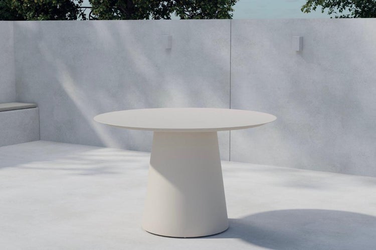 Moderner runder Gartentisch aus Beton mit konischem Standfuß in einem hellen Außenbereich.