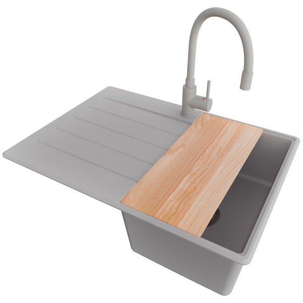 Spüle mit Abtropffläche, Armatur und Schneidebrett