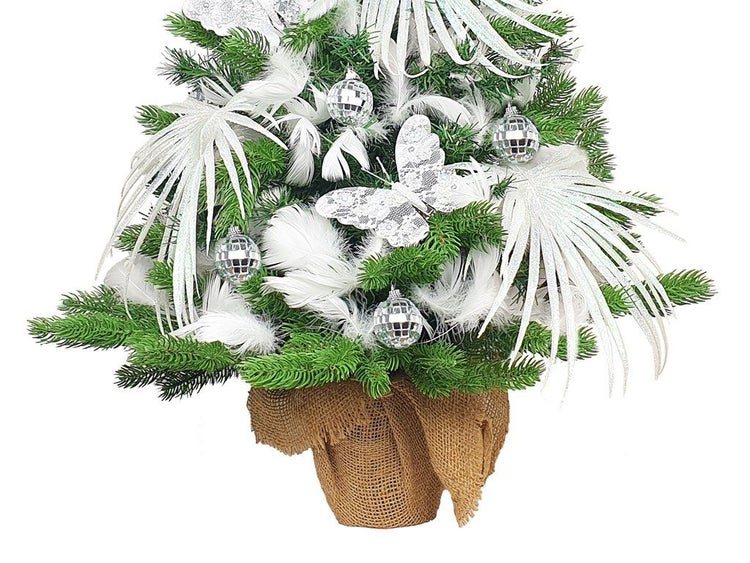 Künstlicher Weihnachtsbaum im Jutesack dekoriert mit Federn, Schmetterling und Spiegelkugeln.