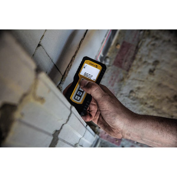 Hand hält Stabila Laser-Entfernungsmesser