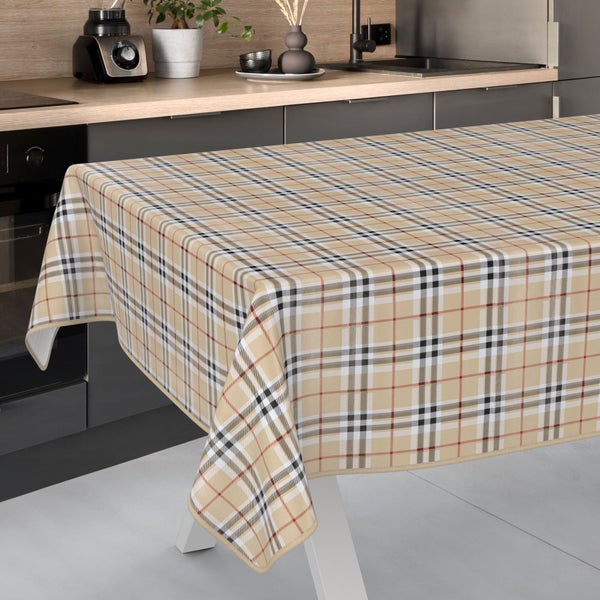 Tischdecke mit Karomuster auf einem Tisch in einer Küche