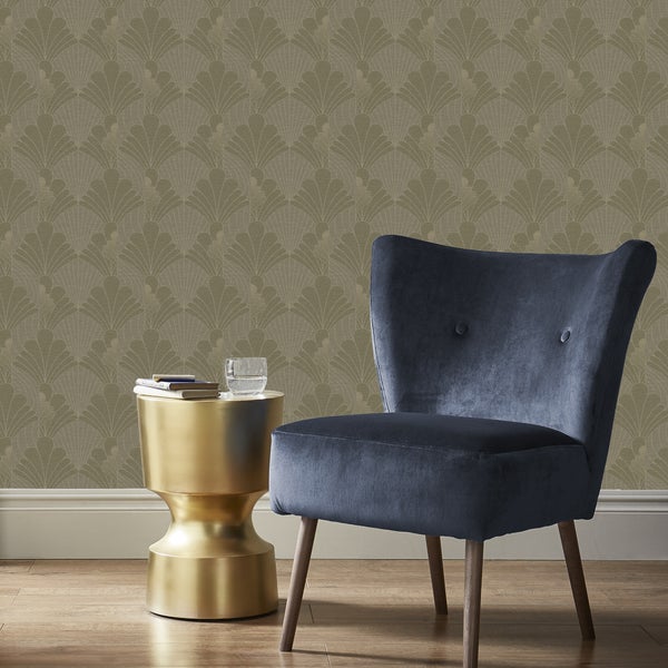 Szene mit gemusterter Tapete, einem Sessel, einem Beistelltisch, Büchern und einem Glas Wasser