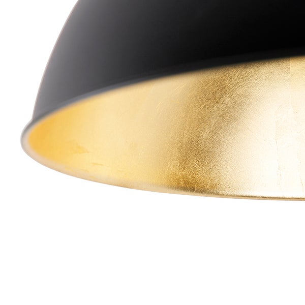 Detailaufnahme einer Pendelleuchte mit schwarzer Außenseite und goldfarbener Innenseite