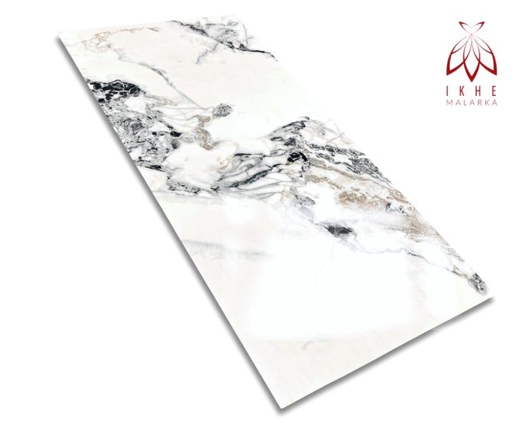 Rechteckige Fliese in Marmoroptik mit grauer und beiger Maserung auf weißem Grund. IKHE MALARKA Logo.