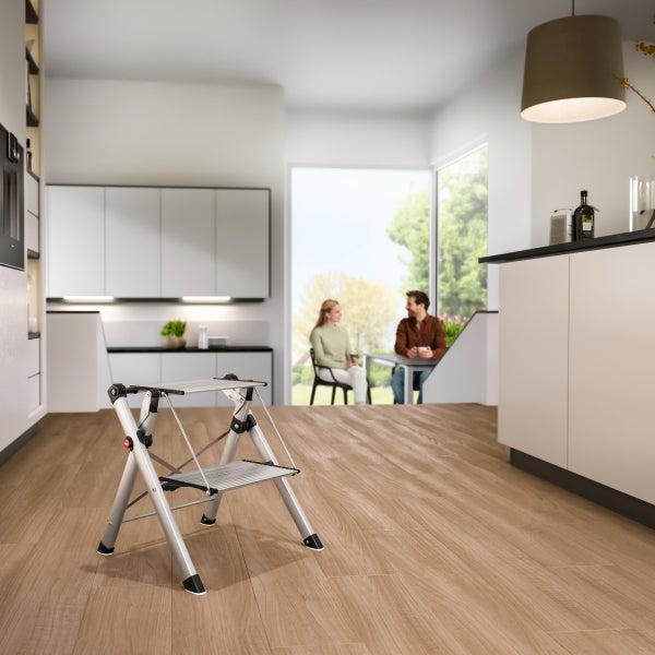 Zusammengeklappte Trittleiter aus Metall im modernen Küchenambiente.