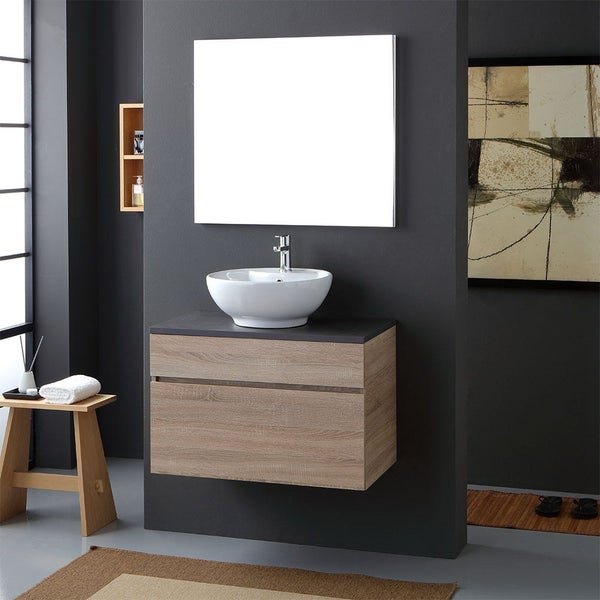 Modernes Badezimmer mit Waschbecken auf einem Holzwaschtisch, großem Spiegel und hölzernem Hocker in einer minimalistischen Umgebung.