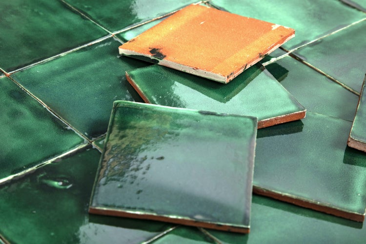 Grüne und terrakottafarbene Fliesen