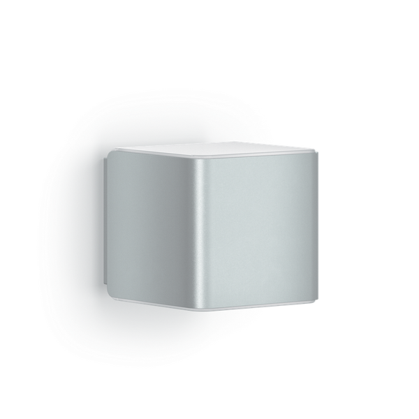 Quadratische Wandleuchte aus Aluminium mit Lichtaustritt nach oben und unten.