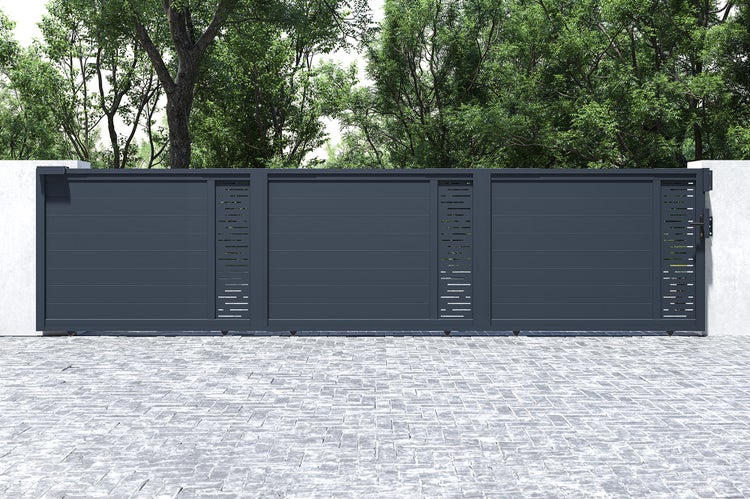 Modernes Schiebetor aus anthrazitfarbenem Metall mit horizontalen Lamellen und dekorativen Ausschnitten zwischen zwei Pfeilern auf einer gepflasterten Fläche.