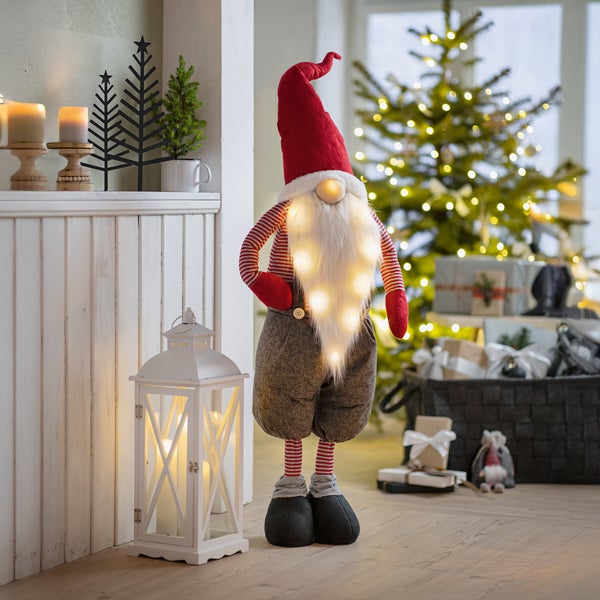 Dekorative Weihnachtsszene mit beleuchtetem Wichtel, Laterne und Weihnachtsbaum