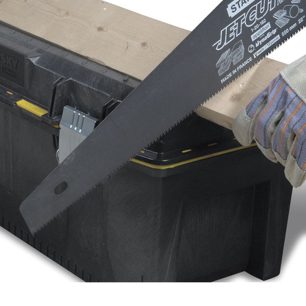 Schwarzer Werkzeugkoffer aus Kunststoff mit offenem Deckel, herausnehmbarem Einsatz und verschiedenen Handwerkzeugen wie Wasserwaage und Maßband.