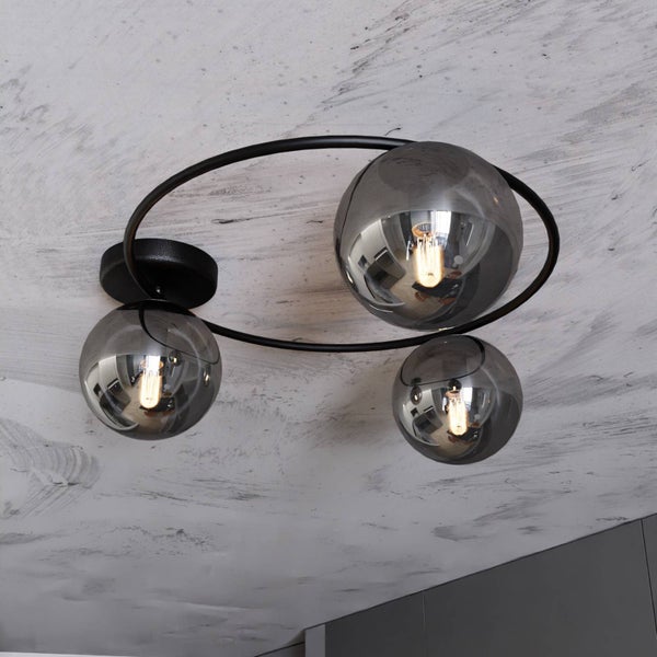 Deckenleuchte mit drei transparenten Kugelschirmen und schwarzem Metallrahmen