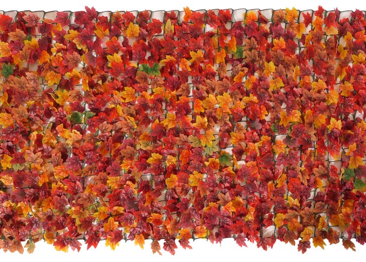 Künstlicher Blätterzaun mit herbstlichen Farben als Sichtschutz.